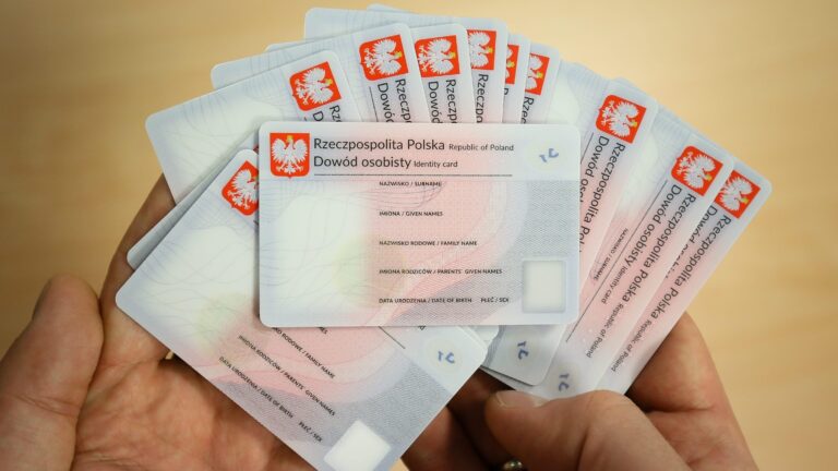 dokument kolekcjonerski przywiezie kurier lub może zostać dostarczony przy pomocy listu poleconego
