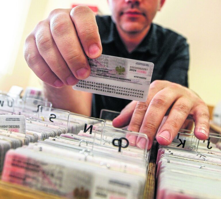 kolekcjonerski dowód osobisty jest tak na prawdę repliką dokumentu urzędowego. dokumencik taki jak na przykład dowód osobisy kolekcjonerski cieszy się ogromną popularnością wśród kolekcjonerów.